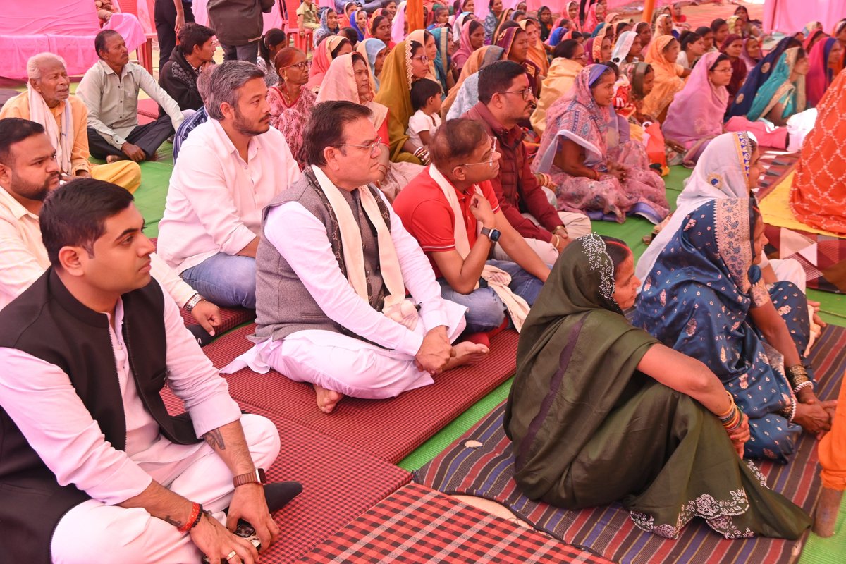 आज बेमेतरा जिले के ग्राम बहेरा में श्री राजकुमार कौशल द्वारा आयोजित श्रीमद् भागवत कथा में श्री अमित जोगी जी के साथ शामिल होने का सौभाग्य प्राप्त हुआ।

जो मनुष्य जीवन कुछ इच्छा लेकर भागवत सुनने आते है कि उन्हें कुछ चाहिए तो भागवत उन्हें कुछ नहीं देती, अगर कोई मनुष्य बिना किसी