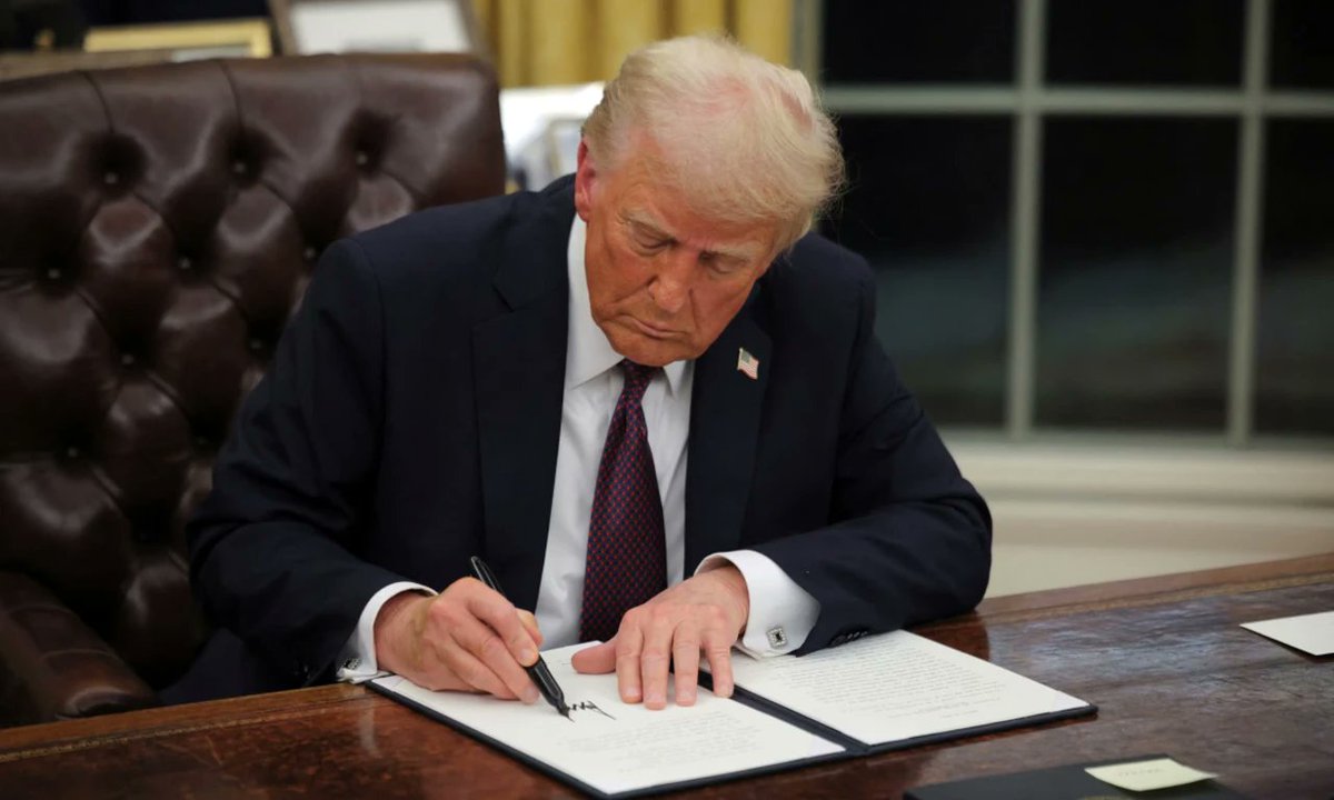 President Donald Trump tells Cuba to make a deal "before it is too late"

#Cuba #Trump #Deal #venezuelacrisis #Iran #IranRevelution2026