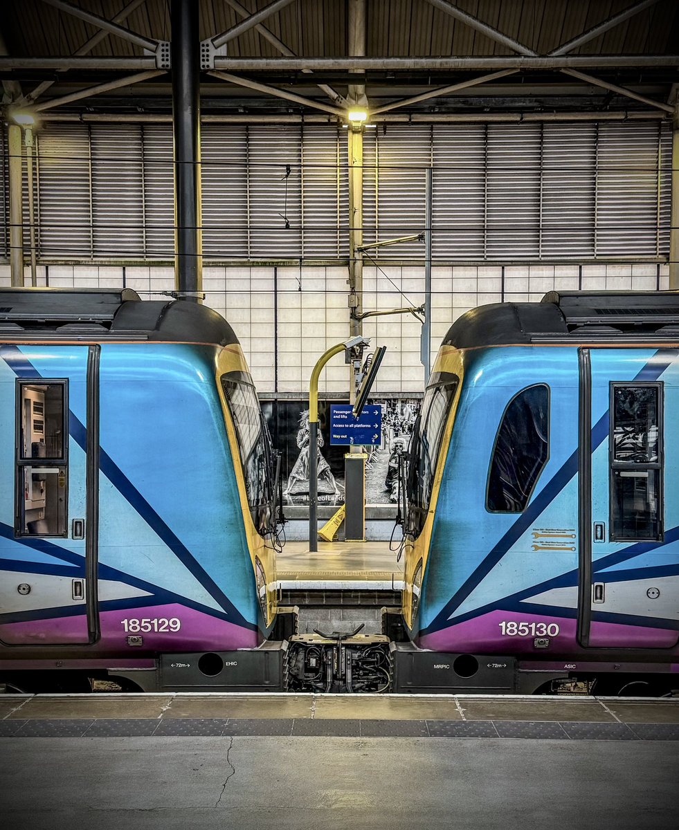 miles_chains's tweet image. There is something oddly satisfying about consecutive numbered units being coupled! Siemens Desiro class 185s, 129 &amp;amp; 130 prepare to depart from Leeds with service to Manchester Airport.
#Class185 #SiemensDesiro #LeedsCityStation #TPE