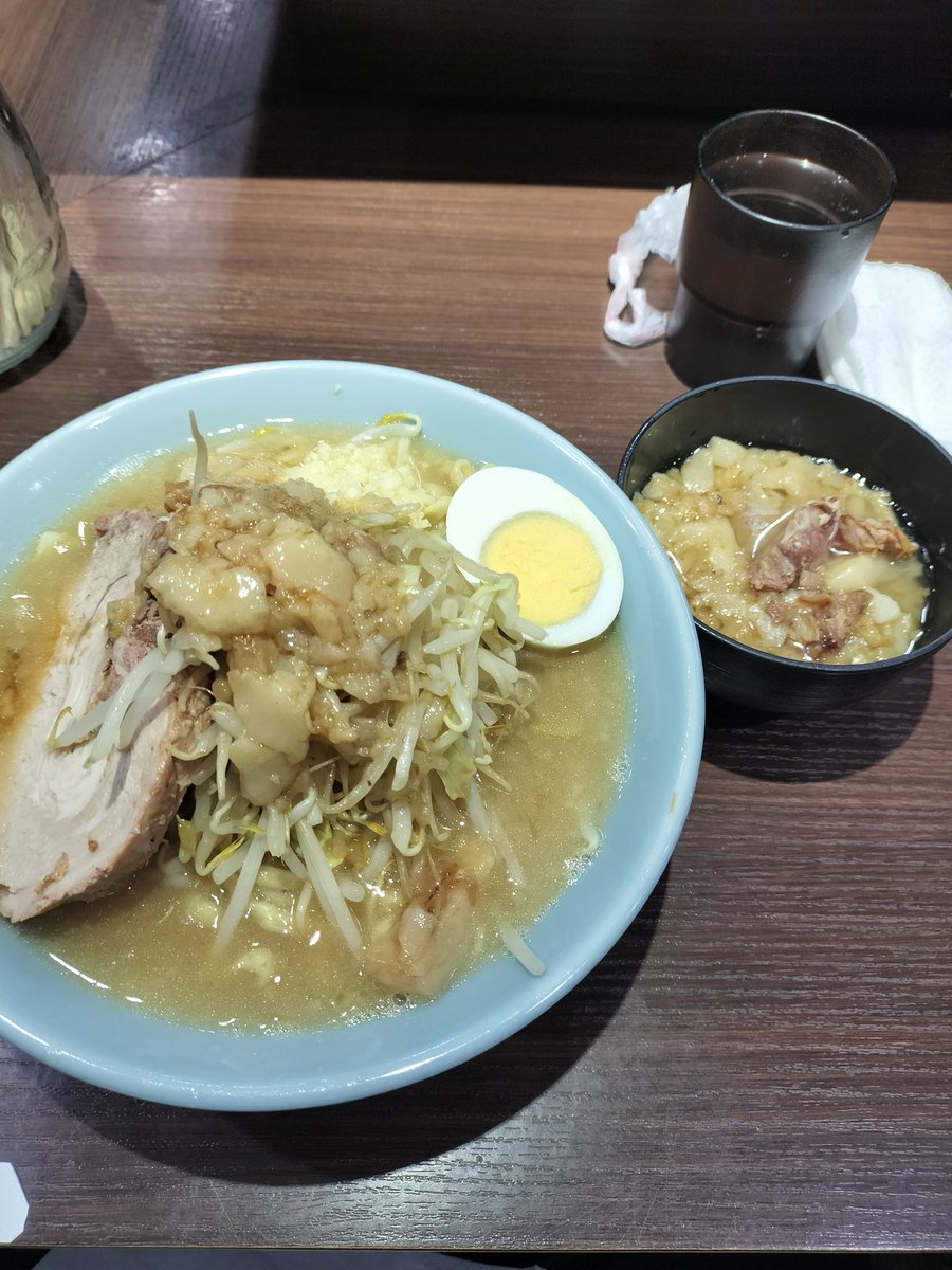 2日連続同じラーメン屋来てて草。美味い