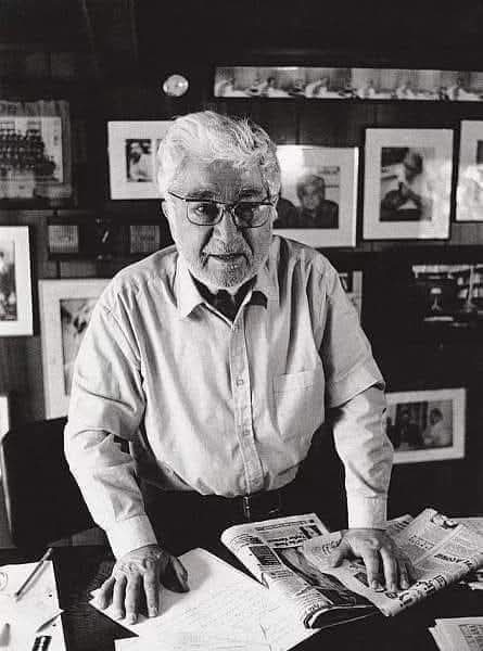 İnsan yoksulluktanmı utanmalı?
Yoksa Zenginliktenmi?

Mahalle Mektebi uzak… Kış, soğuk, kar…
Paltom yok…
Üşüyorum, ellerim donuyor.
Annem haki renkli kalın bezden bir çanta dikti bana.
Kitabımı, defterimi çantama koyuyorum.
Soğukta elim üşüdüğünden çantayı tutamazdım, kolumun