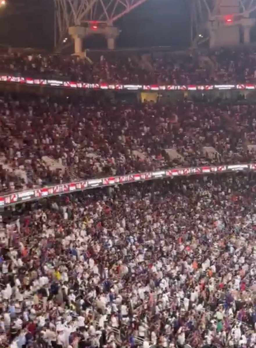 لو تاخذ صور عشوائيه لأي جزء من المدرج في مباراة الكلاسيكو راح تلاحظ وبوضوح ان جماهير برشلونه اكثر بكثير من جماهير الريال يعني الاسطوانه اللي كانوا يسمعونها لنا بان الريال شعبيته هي الطاغيه في الوطن العربي ابداً لا تمت للواقع بشيء