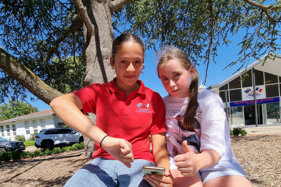 1jour1actu's tweet image. Depuis le mercredi 10 décembre, l’#Australie applique une loi interdisant l’accès aux réseaux sociaux aux enfants de moins de 16 ans. De jeunes #Australiens, à #Canberra, la capitale du pays, racontent ce qu’ils pensent de cette #interdiction.

1jour1actu.pulse.ly/g1paocno4f