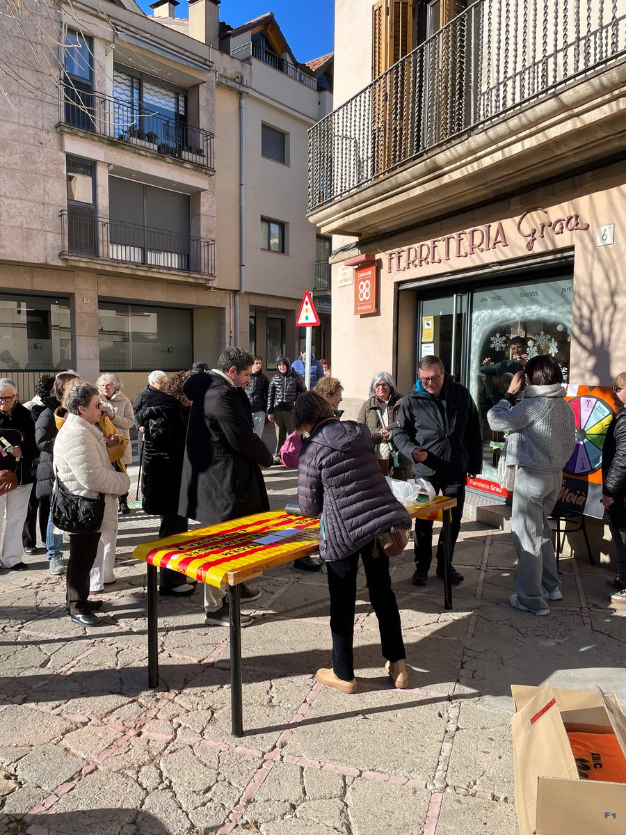 AbicMoia's tweet photo. ✨ Ahir vam celebrar el tancament de la campanya de Nadal amb una ruleta plena de premis de l’ABIC 🎁
Gràcies al Cau per fer-ho encara més especial amb la xocolatada ☕🍫 i els tallers infantils 🎨
👏 Enhorabona a tots i totes les persones premiades! https://t.co/88uoHMeBko
