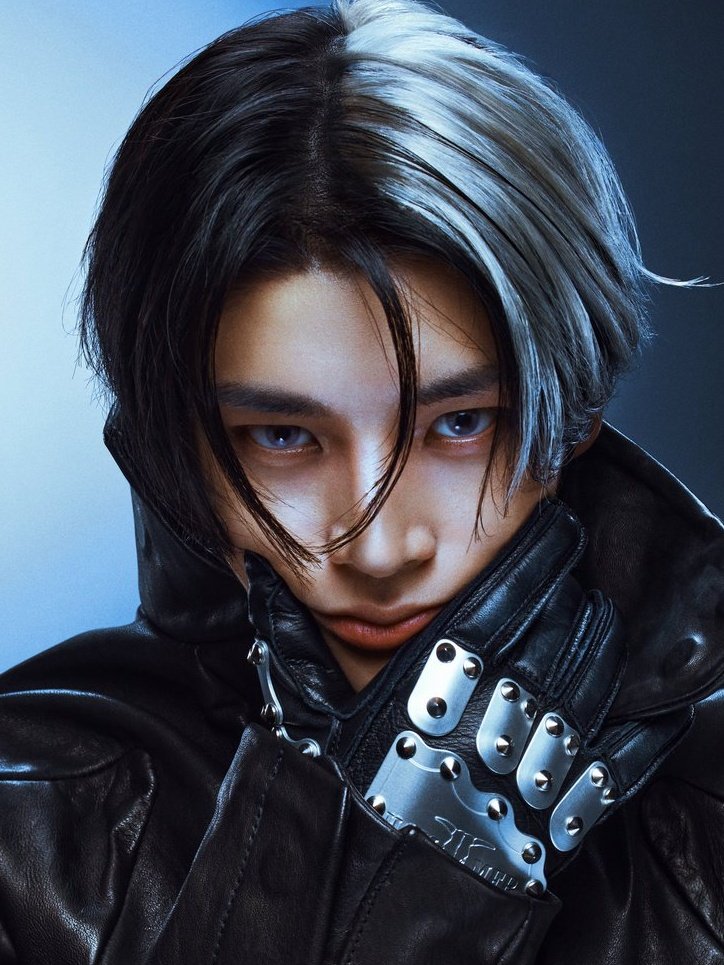 jakeforita's tweet photo. THIS HALF SILVER JAKE PHOTOCARD IS A NEEDDD https://t.co/ZdlgAtYFW0