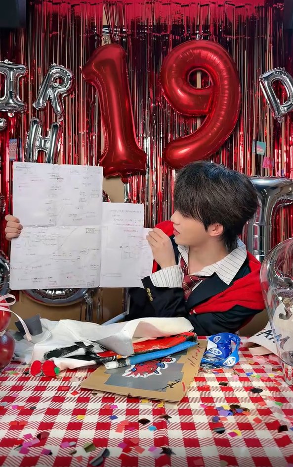 อันนี้เป็นหนึ่งในนิสัยของ ENTJ มั้ยนะ คือนึกถึงตัวเองมาก ไอแพดก็มีนะ แต่มันจะต้องเขียน map thinking ลงบนกระดาษแบบนี้ก่อน พอเริ่มเยอะก็จะเอามาต่อๆ กันเป็นชุดความคิด ละเชื่อมั้ยว่าจำได้ทุกตัวอักษรบนนั้นเลยแหละ