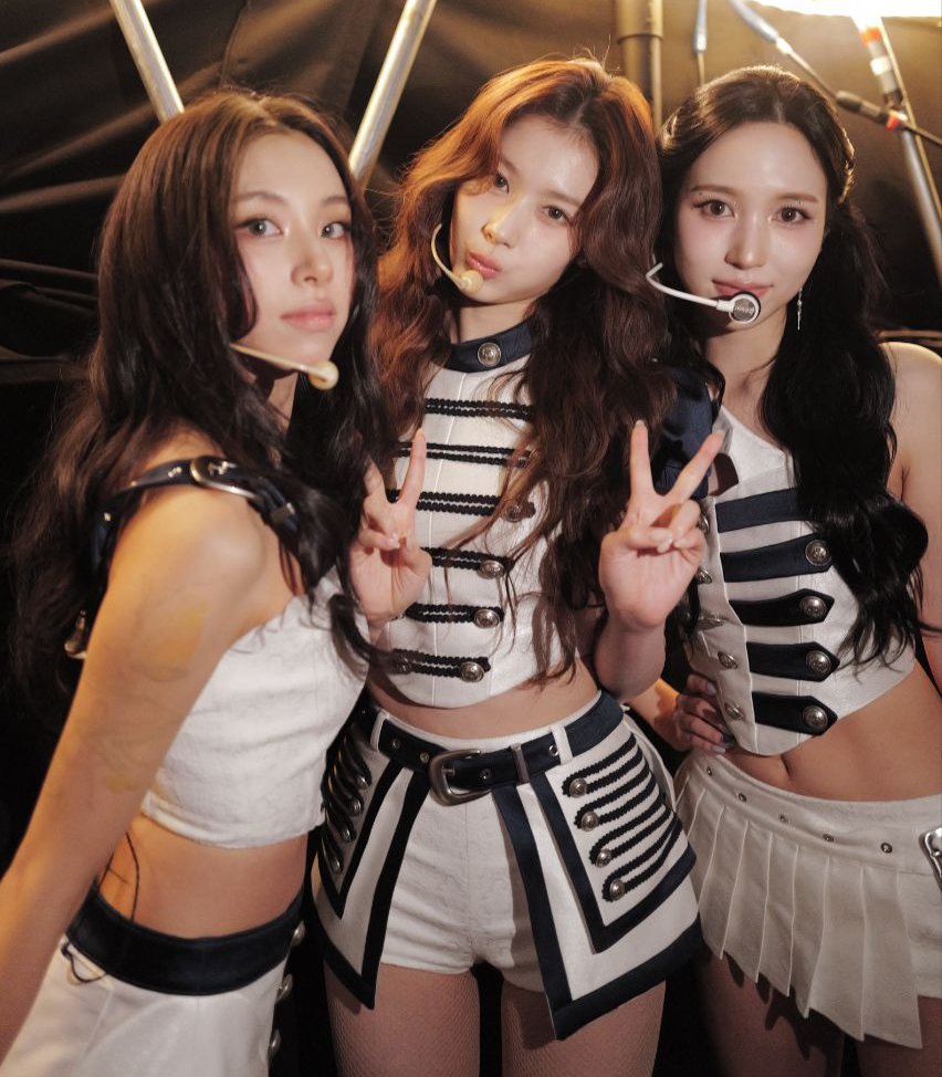 godmitzu's tweet image. MINA SANA CHAEYOUNG OH MY GOD