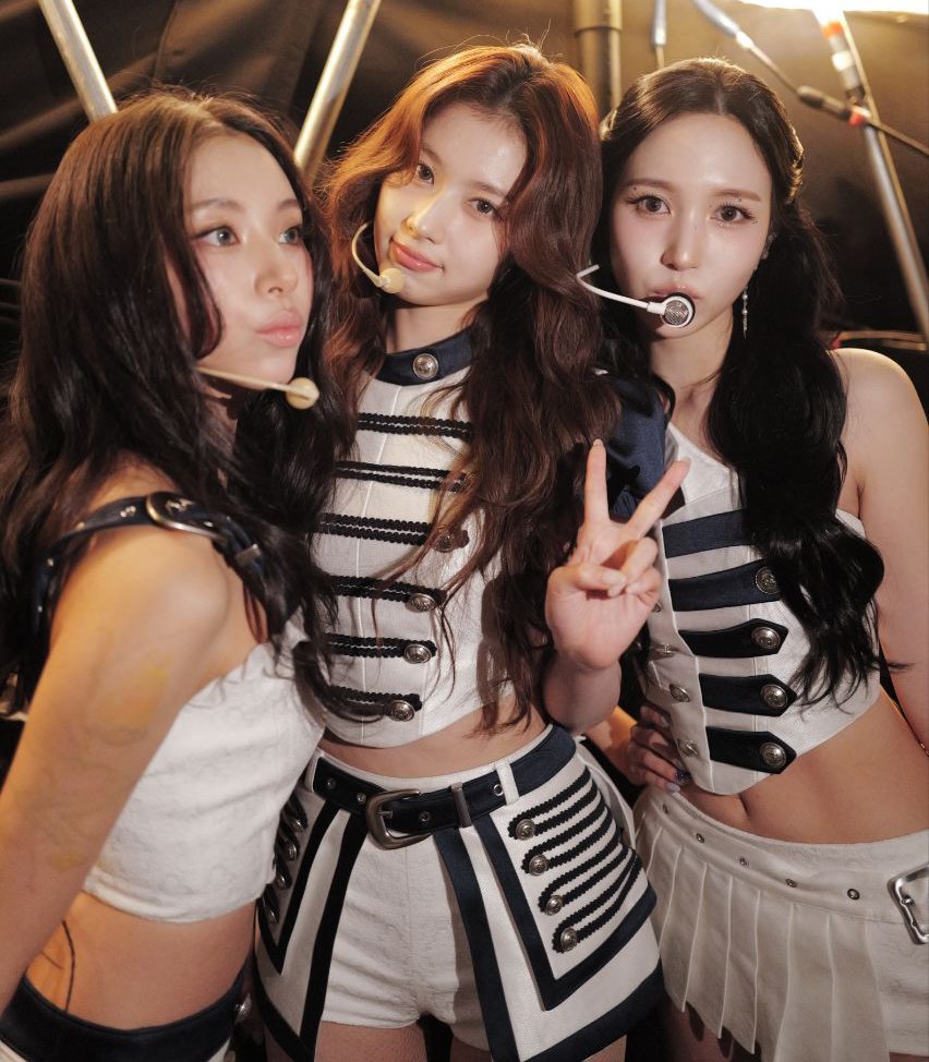 godmitzu's tweet image. MINA SANA CHAEYOUNG OH MY GOD