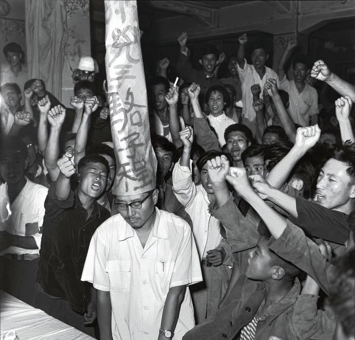 YesterdayLens's tweet image. 1966年，文革期间，许多记者、编辑被批斗、撤职，遭受极端迫害。