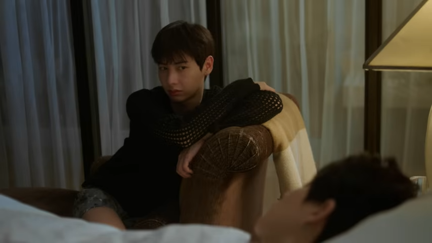 BrickinfoReport's tweet image. "ภีม" เดือดจัดหลัง "จิระ" ตามง้อไม่สำเร็จ ด้าน "ก่อ" รุกหนักขอจูบก่อนนอน 
.
"จิระ" (กัน อรรถพันธ์) พยายามหาทางปรับความเข้าใจและตามง้อ "ภีม" (ดิว จิรวรรตน์) ทุกวิถีทางเพื่อหวังให้สถานการณ์กลับมาเป็นปกติ แต่ "ภีม" กลับแสดงอารมณ์โกรธขั้นสุด แม้ว่าจะเอาตัวเองไปผูกติดกับ "จิระ"…