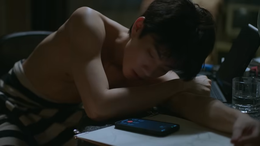 BrickinfoReport's tweet image. "ภีม" เดือดจัดหลัง "จิระ" ตามง้อไม่สำเร็จ ด้าน "ก่อ" รุกหนักขอจูบก่อนนอน 
.
"จิระ" (กัน อรรถพันธ์) พยายามหาทางปรับความเข้าใจและตามง้อ "ภีม" (ดิว จิรวรรตน์) ทุกวิถีทางเพื่อหวังให้สถานการณ์กลับมาเป็นปกติ แต่ "ภีม" กลับแสดงอารมณ์โกรธขั้นสุด แม้ว่าจะเอาตัวเองไปผูกติดกับ "จิระ"…