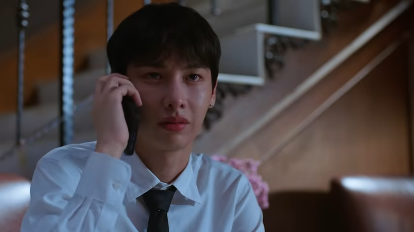 BrickinfoReport's tweet image. "ภีม" เดือดจัดหลัง "จิระ" ตามง้อไม่สำเร็จ ด้าน "ก่อ" รุกหนักขอจูบก่อนนอน 
.
"จิระ" (กัน อรรถพันธ์) พยายามหาทางปรับความเข้าใจและตามง้อ "ภีม" (ดิว จิรวรรตน์) ทุกวิถีทางเพื่อหวังให้สถานการณ์กลับมาเป็นปกติ แต่ "ภีม" กลับแสดงอารมณ์โกรธขั้นสุด แม้ว่าจะเอาตัวเองไปผูกติดกับ "จิระ"…