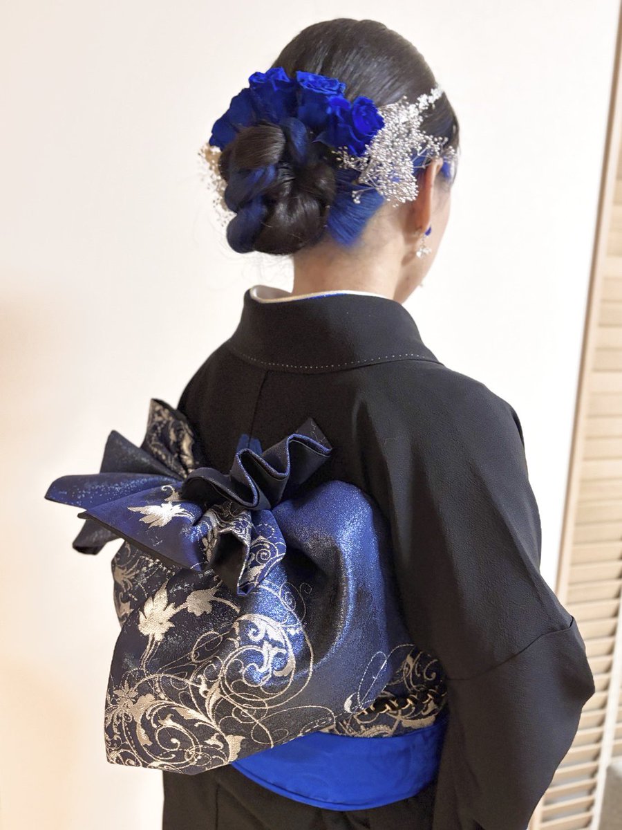 mamezou_kimono's tweet image. 本日、娘の成人式でした。

約3年前に「黒無地の振袖、差し色は青で」と言われ、レンタルでは絶対に無いだろうからと自ら縫うことを決意。
どうせなら娘がデザインした薔薇の意匠を洒落紋に…と思い、日本刺繍にも手を出しました。

未知の世界にチャレンジする機会をくれた娘よ、ありがとう💕