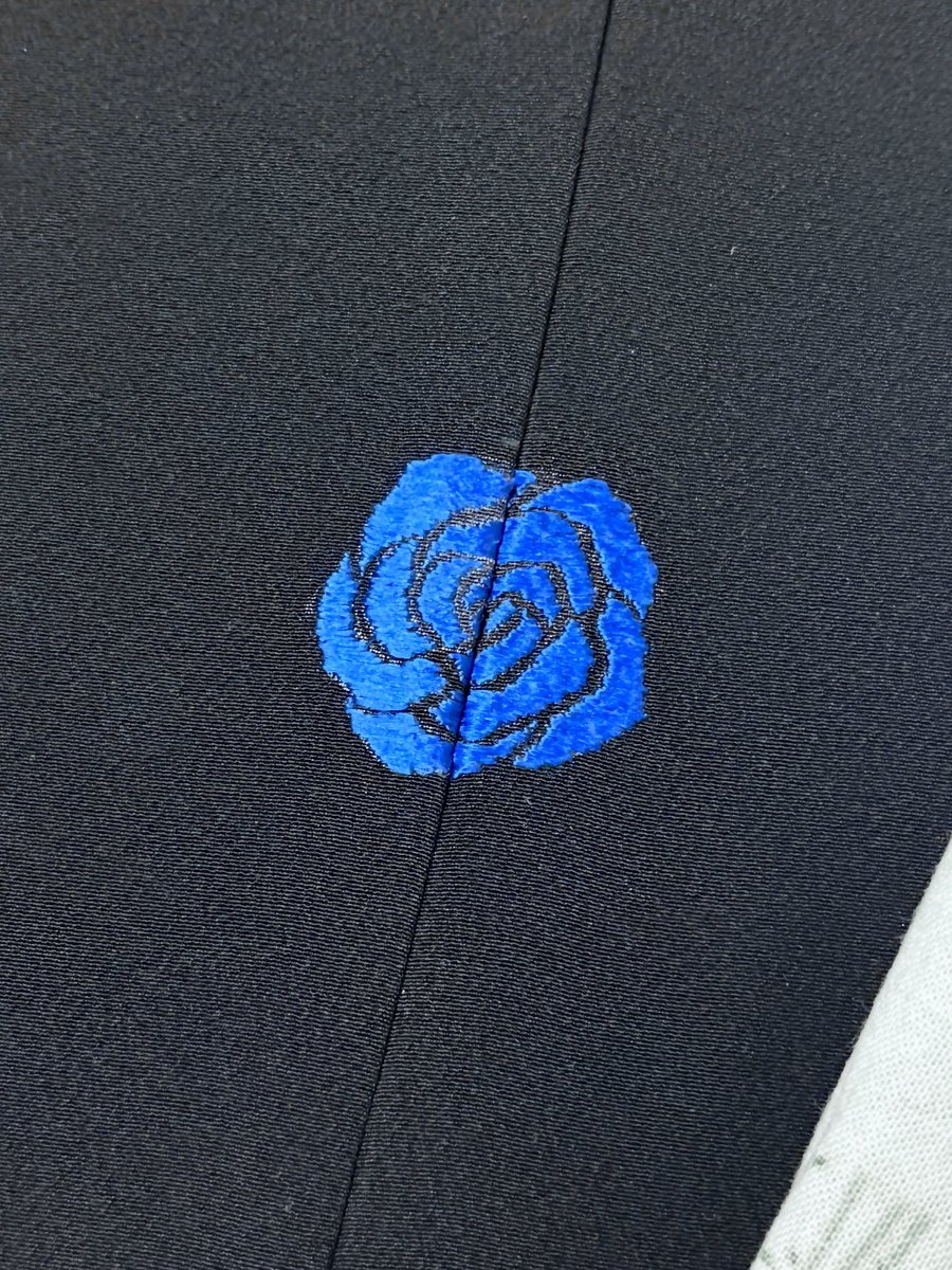 mamezou_kimono's tweet image. 本日、娘の成人式でした。

約3年前に「黒無地の振袖、差し色は青で」と言われ、レンタルでは絶対に無いだろうからと自ら縫うことを決意。
どうせなら娘がデザインした薔薇の意匠を洒落紋に…と思い、日本刺繍にも手を出しました。

未知の世界にチャレンジする機会をくれた娘よ、ありがとう💕