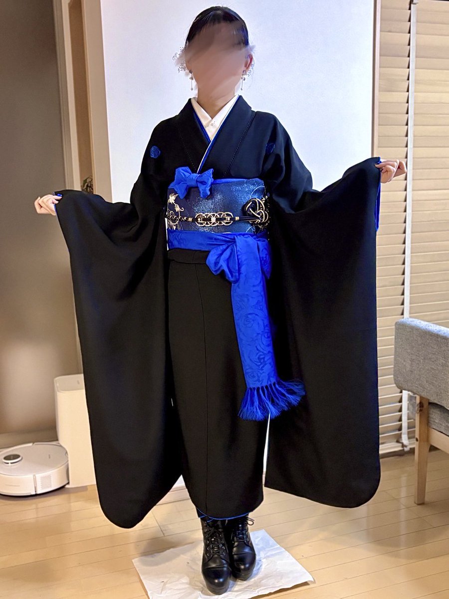 mamezou_kimono's tweet image. 本日、娘の成人式でした。

約3年前に「黒無地の振袖、差し色は青で」と言われ、レンタルでは絶対に無いだろうからと自ら縫うことを決意。
どうせなら娘がデザインした薔薇の意匠を洒落紋に…と思い、日本刺繍にも手を出しました。

未知の世界にチャレンジする機会をくれた娘よ、ありがとう💕