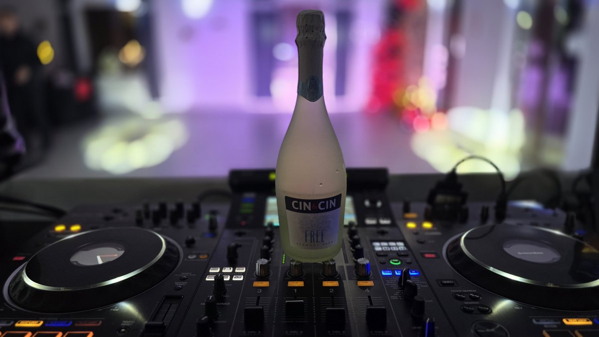 DJ_Raf_Party's tweet photo. To jest ten wyjatkowy dzień wyjątkowa chwila, w którym muzyczno- tanecznym krokiem żegnamy 2025 rok. Jeszcze chwila jeszcze moment i przywitamy nowy rok 2026.
#koniecroku #staryrok #nowyrok #NowyRok2026 #sylwester2025 #sylwester2026 #sylwester #newyear #newyear2026 #happynewyear https://t.co/J2rNNWTYBT