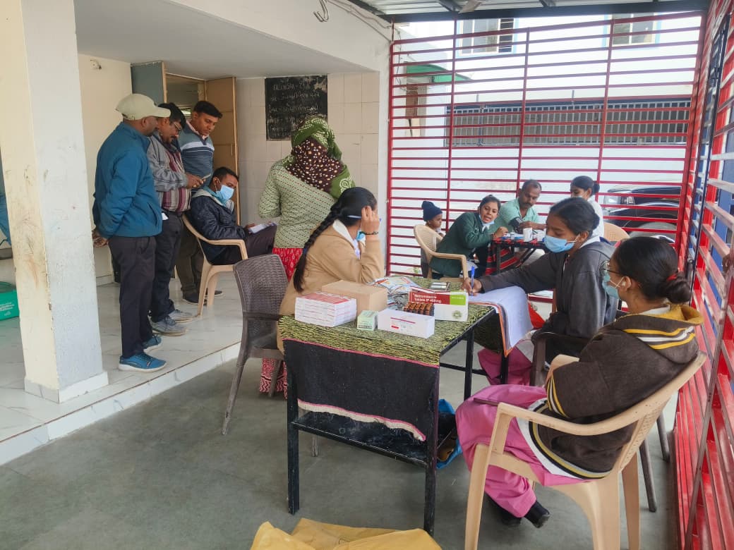 ઘાટલોડિયા સ્લમ વિસ્તારમાં C-19 એક્સ-રે કેમ્પ યોજાયો. શ્વસન લક્ષણો ધરાવતા નાગરિકોની સ્ક્રીનિંગ અને ચેસ્ટ એક્સ-રે તપાસ કરી વહેલી ઓળખ અને સમયસર સારવાર સુનિશ્ચિત કરવામાં આવી. #PublicHealth #AMCHealth