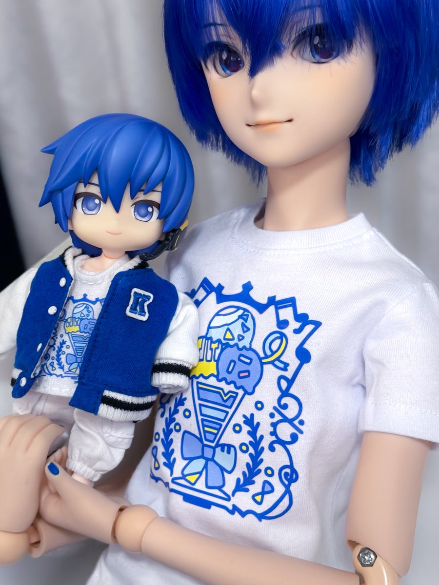 【速報】 【拡散嬉しい】

KAITO兄さんの２０周年記念のドール用お洋服、受注で頒布します！🥳🎂💙 

1/12のスタジャンも出来ます！🆕

皐月うさぎ様に、V1とV3の袖とマフラーのモチーフが入ってるアイスのデザインを描いて頂きました(* ˊᵕˋㅅ)✨🍨

「20」のリボンも可愛い!🎀

詳細とショップURL↓