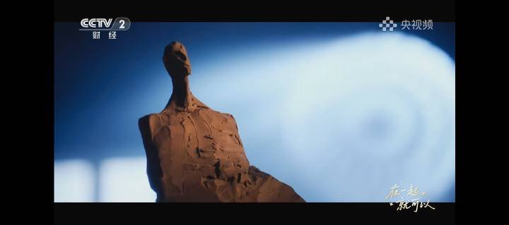 A small but lovely thing about Jackson Yee: he genuinely loves clay.
From sculpting on set, to keeping soil gifted by fans at his 2025 concerts for future art, to quietly showing up in Jingdezhen, China’s ceramic city.
Just someone who keeps creating.

The image shows a