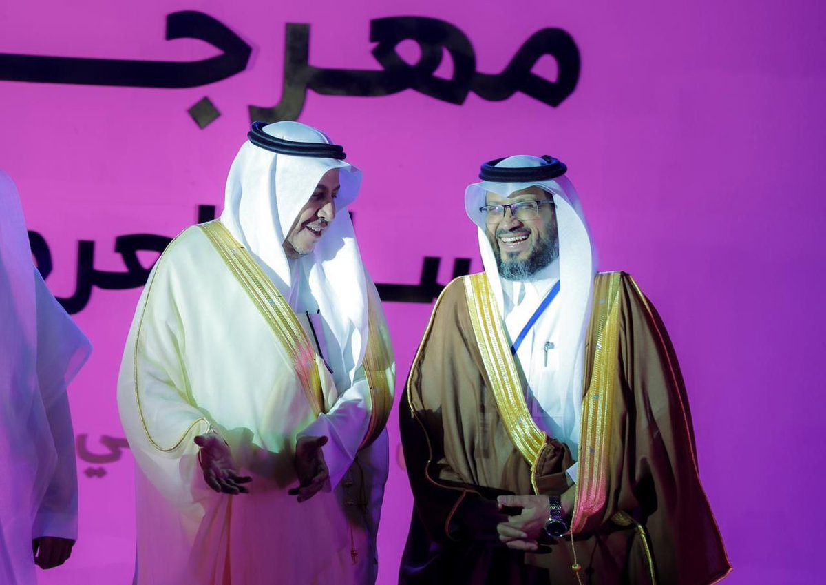 AlMnatiq's tweet photo. #محافظ_العرضيات يفتتح مهرجان العسل السنوي في نسخته العاشرة

بمشاركة 22 نحالا محليا وتحت شعار “العسل الطبيعي في موطنه الأصلي”

افتتح محافظ محافظة العرضيات علي بن يوسف المهداوي مهرجان العسل السنوي في نسخته العاشرة، وذلك بحضور معالي المستشار بالديوان الملكي الشيخ عبدالله بن مجدوع القرني، والشيخ عبدالله الجميح، وعدد من مديري الجهات الحكومية والخيرية والخاصة، إلى جانب نخبة من الإعلاميين من داخل وخارج المحافظة.

ويقام المهرجان هذا العام تحت شعار “العسل الطبيعي في موطنه الأصلي”، ويستمر لمدة ستة أيام بدءا من يوم أمس الأحد، وسط إقبال لافت من الزوار والمهتمين بمنتجات العسل الطبيعي.

ويضم المهرجان 22 ركنا للنحالين المحليين، يعرضون منتجاتهم من العسل الطبيعي والمنتجات التحويلية المتنوعة، والتي تعكس ما تتميز به محافظة العرضيات من تنوع نباتي وغنى بالأشجار الرحيقية، مثل السدر والطلح والسمر، ما يسهم في دعم النحالين وتعزيز الاقتصاد المحلي.

وتولى تقديم الحفل الخطابي الإعلامي جيلاني الشمراني، فيما ألقى رئيس اللجنة المنظمة للمهرجان الدكتور علي بن سلطان السهيمي كلمة شكر فيها محافظ العرضيات على دعمه المستمر لكافة الفعاليات والأنشطة التي تخدم المحافظة وسكانها، كما شكر الجهات الحكومية والجمعيات الخيرية والقطاع الخاص، والداعم الرسمي للمهرجان مؤسسة وقف عبدالرحمن بن عبدالله الجميح الخيرية، على دعمهم ورعايتهم.

واختتم الحفل بأوبريت من كلمات وأداء الشاعر صالح العامري، نال استحسان الحضور.

ويعد #مهرجان_العسل بمحافظة العرضيات من أبرز الفعاليات الموسمية، حيث يشهد رواجًا متزايدا ويستقطب الزوار من داخل وخارج المنطقة، في ظل ما تتميز به المحافظة من نشاط نحلي، إذ يقدر حجم الإنتاج السنوي بنحو 220 طنا من مختلف أنواع العسل الطبيعي.