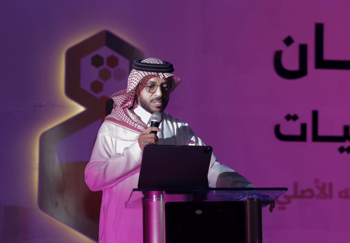 AlMnatiq's tweet photo. #محافظ_العرضيات يفتتح مهرجان العسل السنوي في نسخته العاشرة

بمشاركة 22 نحالا محليا وتحت شعار “العسل الطبيعي في موطنه الأصلي”

افتتح محافظ محافظة العرضيات علي بن يوسف المهداوي مهرجان العسل السنوي في نسخته العاشرة، وذلك بحضور معالي المستشار بالديوان الملكي الشيخ عبدالله بن مجدوع القرني، والشيخ عبدالله الجميح، وعدد من مديري الجهات الحكومية والخيرية والخاصة، إلى جانب نخبة من الإعلاميين من داخل وخارج المحافظة.

ويقام المهرجان هذا العام تحت شعار “العسل الطبيعي في موطنه الأصلي”، ويستمر لمدة ستة أيام بدءا من يوم أمس الأحد، وسط إقبال لافت من الزوار والمهتمين بمنتجات العسل الطبيعي.

ويضم المهرجان 22 ركنا للنحالين المحليين، يعرضون منتجاتهم من العسل الطبيعي والمنتجات التحويلية المتنوعة، والتي تعكس ما تتميز به محافظة العرضيات من تنوع نباتي وغنى بالأشجار الرحيقية، مثل السدر والطلح والسمر، ما يسهم في دعم النحالين وتعزيز الاقتصاد المحلي.

وتولى تقديم الحفل الخطابي الإعلامي جيلاني الشمراني، فيما ألقى رئيس اللجنة المنظمة للمهرجان الدكتور علي بن سلطان السهيمي كلمة شكر فيها محافظ العرضيات على دعمه المستمر لكافة الفعاليات والأنشطة التي تخدم المحافظة وسكانها، كما شكر الجهات الحكومية والجمعيات الخيرية والقطاع الخاص، والداعم الرسمي للمهرجان مؤسسة وقف عبدالرحمن بن عبدالله الجميح الخيرية، على دعمهم ورعايتهم.

واختتم الحفل بأوبريت من كلمات وأداء الشاعر صالح العامري، نال استحسان الحضور.

ويعد #مهرجان_العسل بمحافظة العرضيات من أبرز الفعاليات الموسمية، حيث يشهد رواجًا متزايدا ويستقطب الزوار من داخل وخارج المنطقة، في ظل ما تتميز به المحافظة من نشاط نحلي، إذ يقدر حجم الإنتاج السنوي بنحو 220 طنا من مختلف أنواع العسل الطبيعي.
