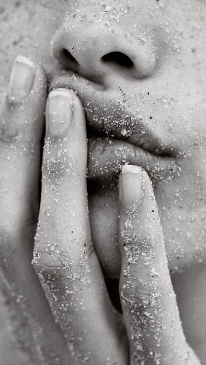 Desnudo, sólo por ti,
la marea que me cubre;
la sal que mi boca anhela
dejar rozando tu arena.

Entrego mi voz al mar
para que llegue en la brisa
que tu cabello acaricia
y me puedas escuchar,

para que puedas sentir
el canto que me desvela
y te desea besar.
༄༄༄
JS
#AlmadeLaHabana