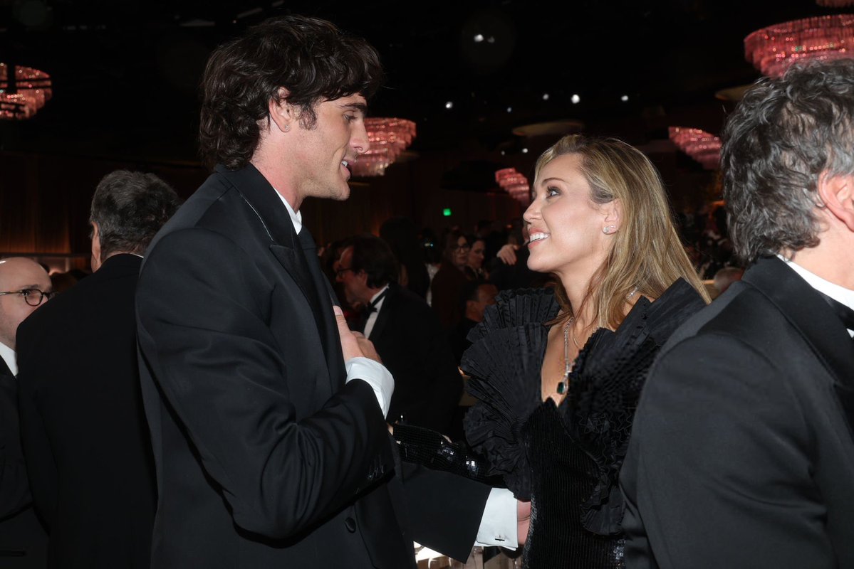 elordibiscuit's tweet image. not him being the sweetheart of the ladies in the room