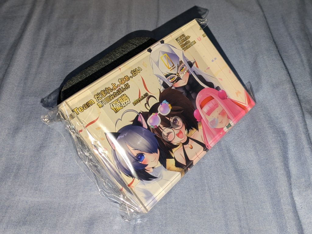 mitabo's tweet image. 【途中経過⑦】
優勝賞品について

今回の優勝賞品も前回同様『優勝チームのキャラ達のコーディネートを含んでの集合絵』をデータとともにアクリルブロックにしてご用意します！
画像は前回の賞品です！ご参考までに！

今回はうだこさん(@udako1211 )にご依頼しました！正直俺も欲しい…！
(｀・ω・´)