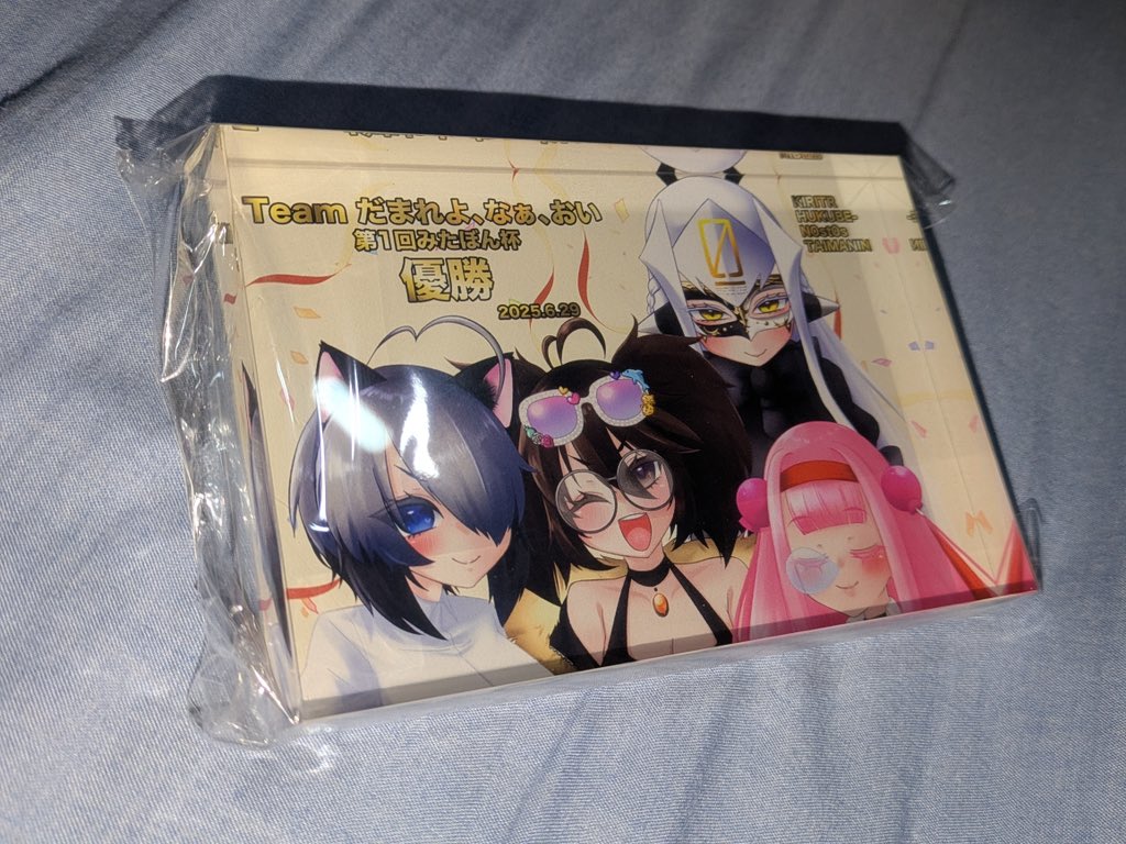 mitabo's tweet image. 【途中経過⑦】
優勝賞品について

今回の優勝賞品も前回同様『優勝チームのキャラ達のコーディネートを含んでの集合絵』をデータとともにアクリルブロックにしてご用意します！
画像は前回の賞品です！ご参考までに！

今回はうだこさん(@udako1211 )にご依頼しました！正直俺も欲しい…！
(｀・ω・´)