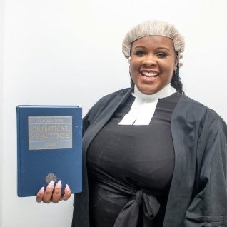 Cultination1's tweet image. 🇬🇧👩🏾‍💼🦯À 23 ANS, ELLE EST DEVENUE LA PREMIÈRE AVOCATE AVEUGLE, NOIRE ET FEMME DU ROYAUME-UNI.

Jessikah Inaba, née aveugle en raison d’une microphthalmie bilatérale, est une Londonienne d’origine congolaise qui a marqué l’histoire judiciaire britannique. 

À seulement 23 ans, en…