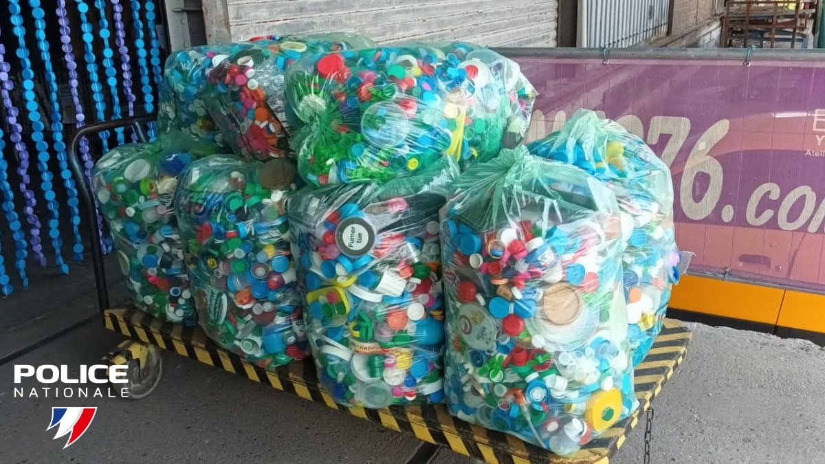 #TousSolidaires | Investie depuis de nombreuses années auprès de <a href="/BOUCHONS276/">BOUCHONS 276</a>, Céline👮‍♀️<a href="/Rouen/">Ville de Rouen</a>, a récolté auprès des 👮de  <a href="/seinemaritime/">Seine-Maritime</a>  230 kgs de bouchons et couvercles en plastique en 2025.

L'association a pu verser 36 665 € à 35 personnes en situation de handicap.