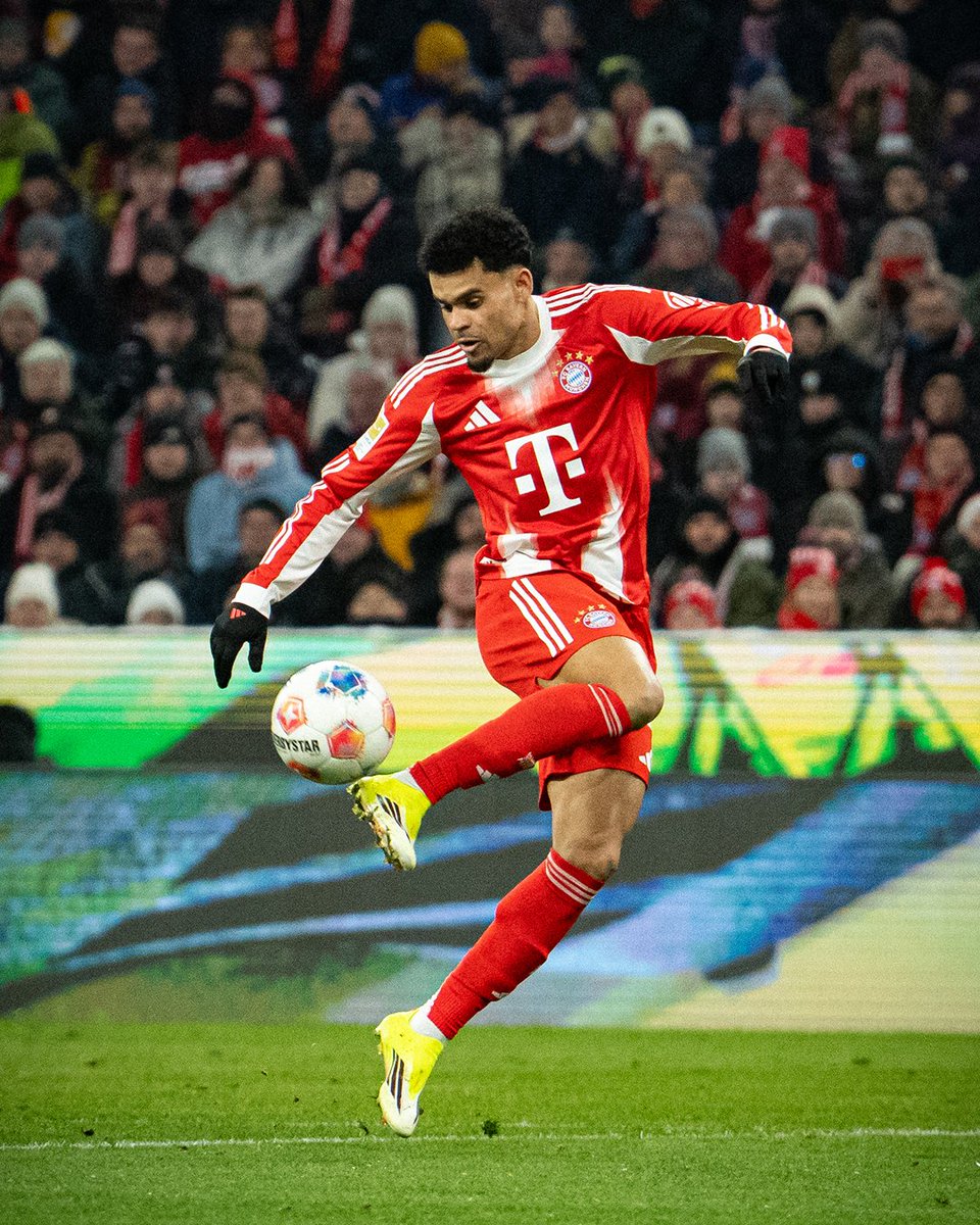 FCBayernEN's tweet image. #Advertisement | The best boots for scoring - Predator &amp;amp; F50. CHOOSE YOURS! 🔥