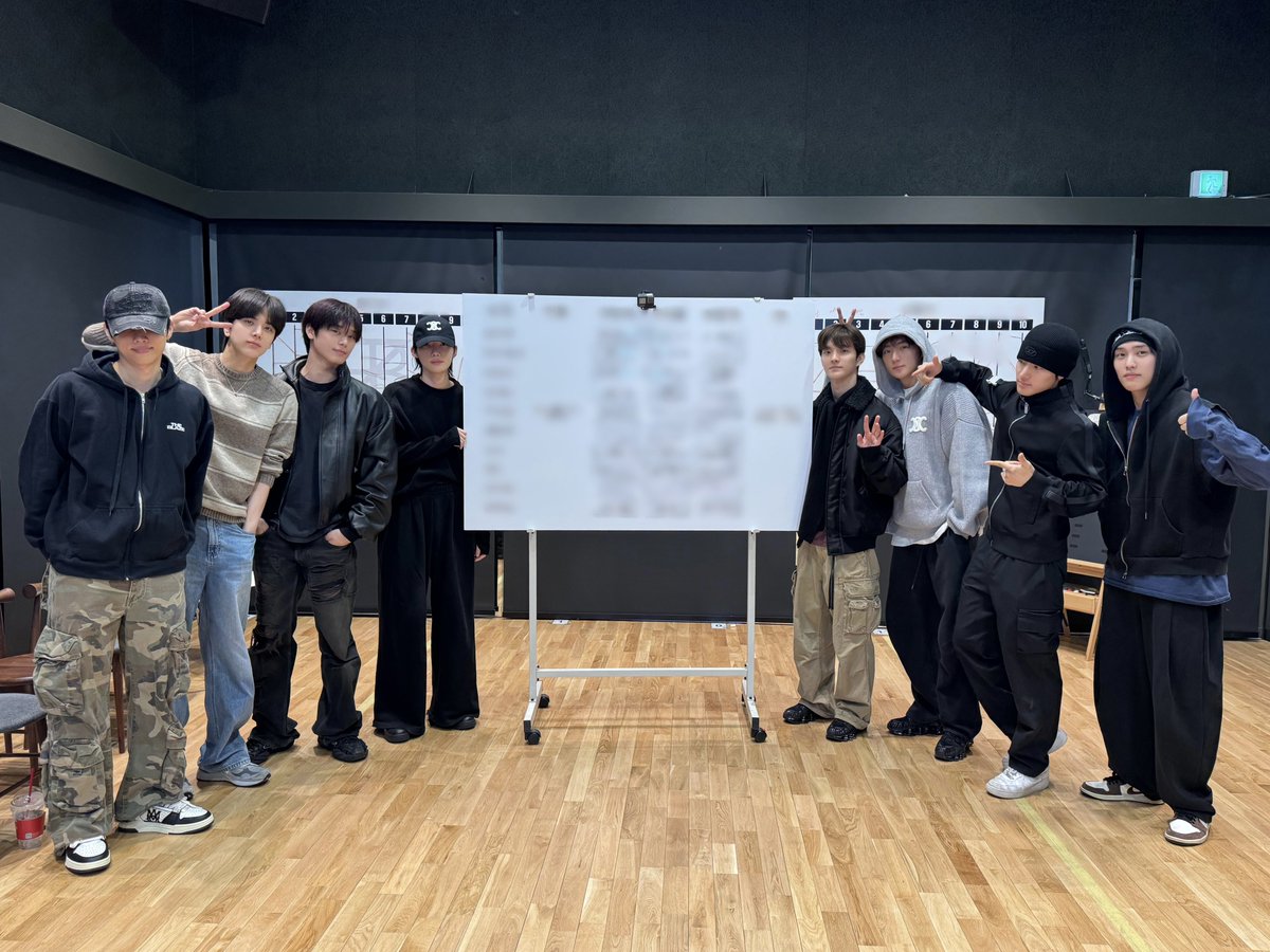 [📸] 아주 투명하게 사다리 게임으로 만든 랜덤 데이📆 더보이즈가 각자 맞이하게 될 하루를 기대해 주세요👀

youtu.be/qfwQTtAhf5M

#THEBOYZ #더보이즈