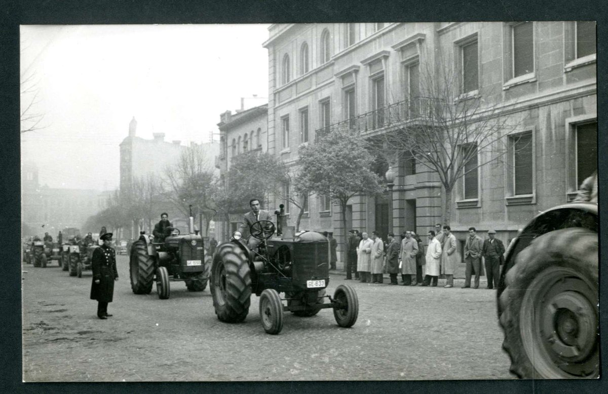 AHGirona's tweet photo. Avinguda Jaume I de Girona, any 1956. Curs provincial de formació de tractoristes : exhibició de tractors durant la clausura. #FonsAHG Cambra Agrària de Girona, 464. Imatge 1111 #PagesiaCatalana #RevoltaPagesa https://t.co/yD6iZAhSoE