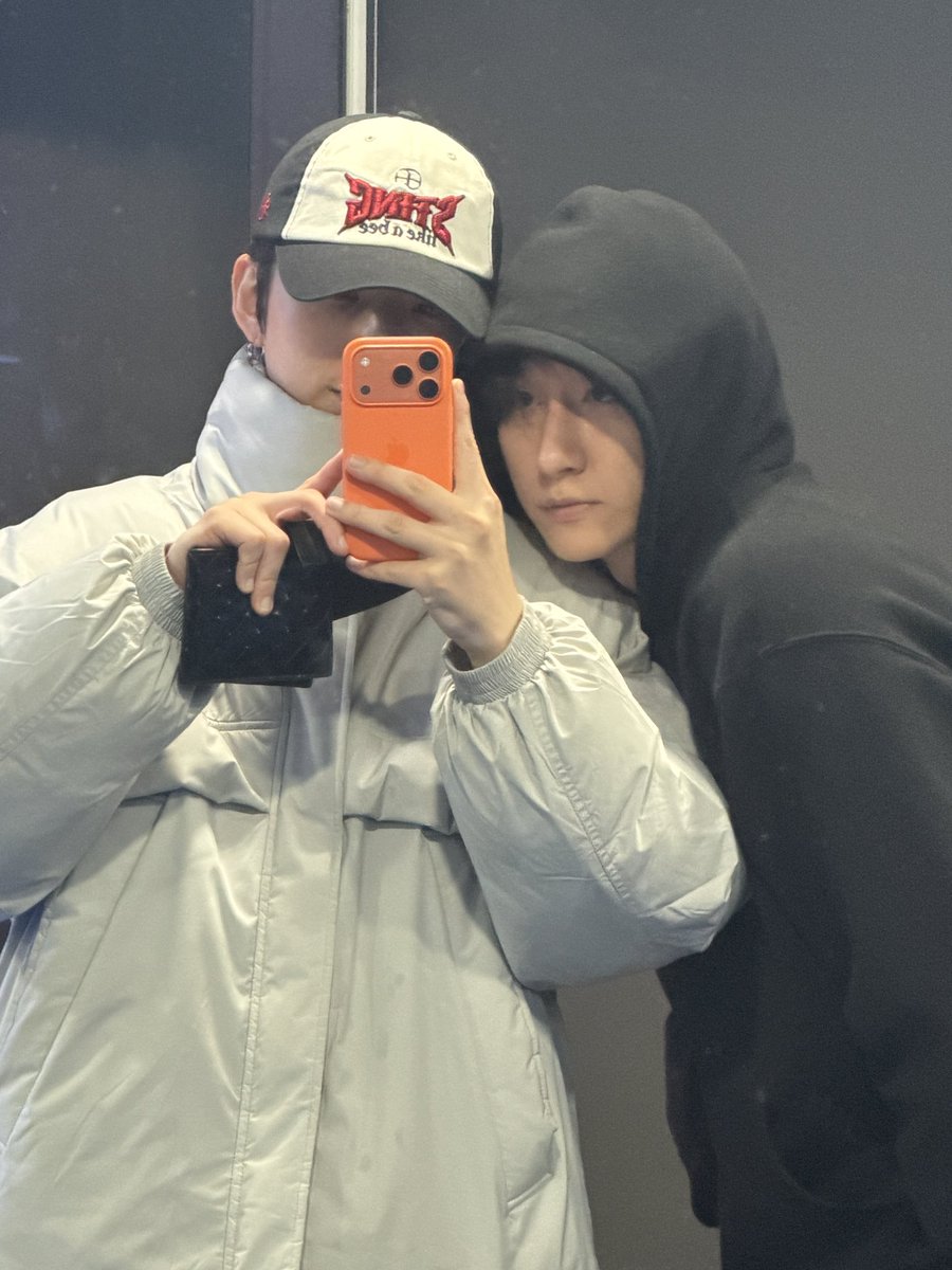 ann_kitteh's tweet photo. 260112  #KIHYUN #가현 🫐 TALK TOK

🐹 i was taking photos like this by myself, when someone suddenly scooted over and clung to me 

[repost to supply better translation] https://t.co/AtUzkKH1ri