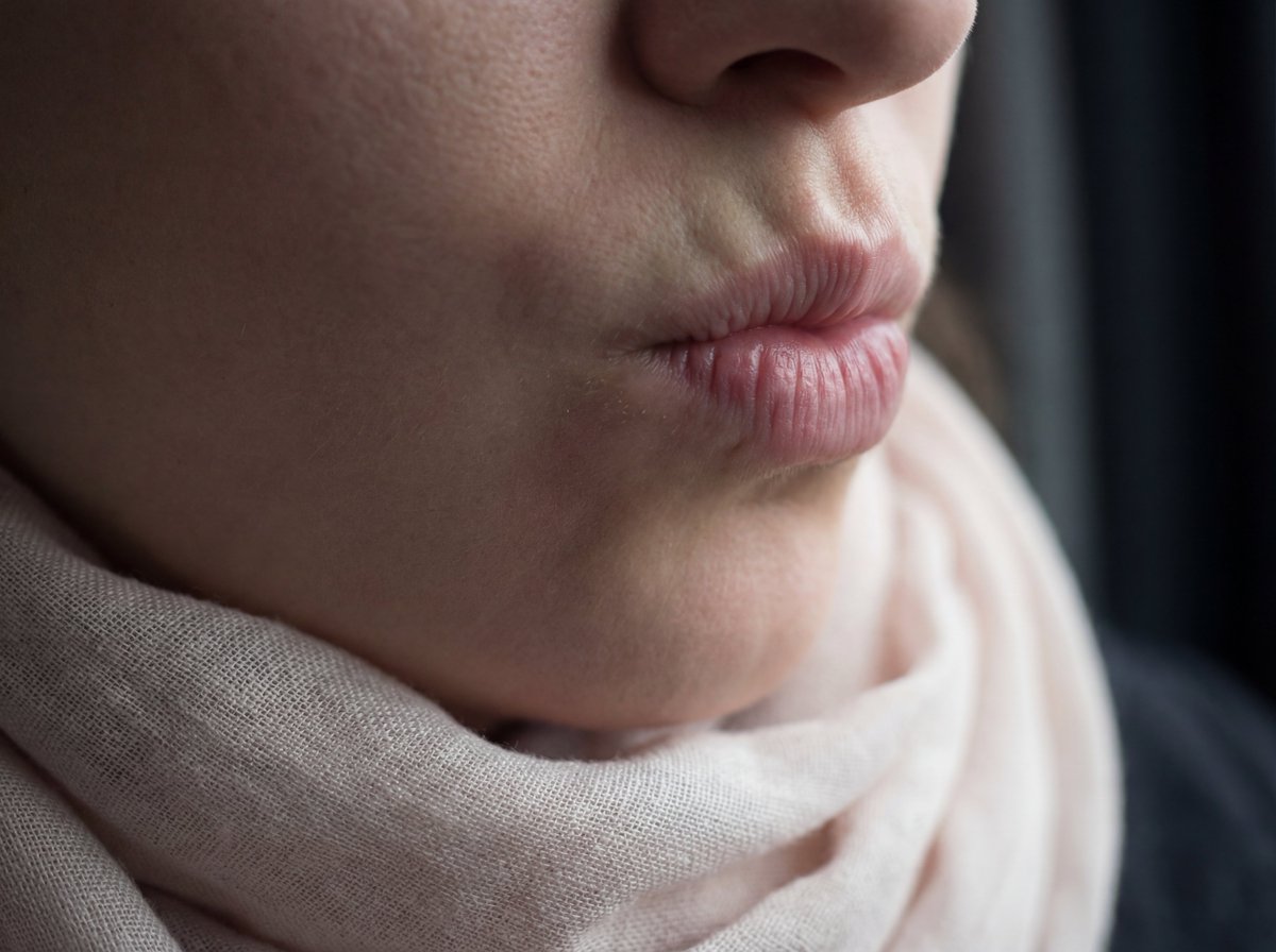 Kadın konuşmayı bırakıyorsa…
o ilişki bitişe girmiş demektir.

Kadın sustuğunda geriye söyleyecek bir şey kalmamıştır.
Sessizlik ilişkideki bütün kırıkları gösterir.