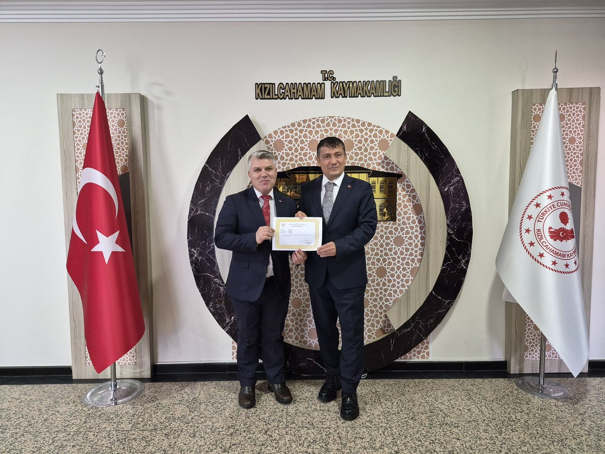 Kaymakamımız Sn. Dr. <a href="/nmehmetbeyoglu/">Dr. Nuri MEHMETBEYOĞLU</a>, Kaymakamlık makamında düzenlenen tören ile ilçemizde görev yapan daire amirlerine kamu hizmetlerinin etkin, verimli, işbirliği ve sorumluluk anlayışıyla yürütülmesine sundukları değerli katkılar dolayısıyla başarı belgesi takdim etti.