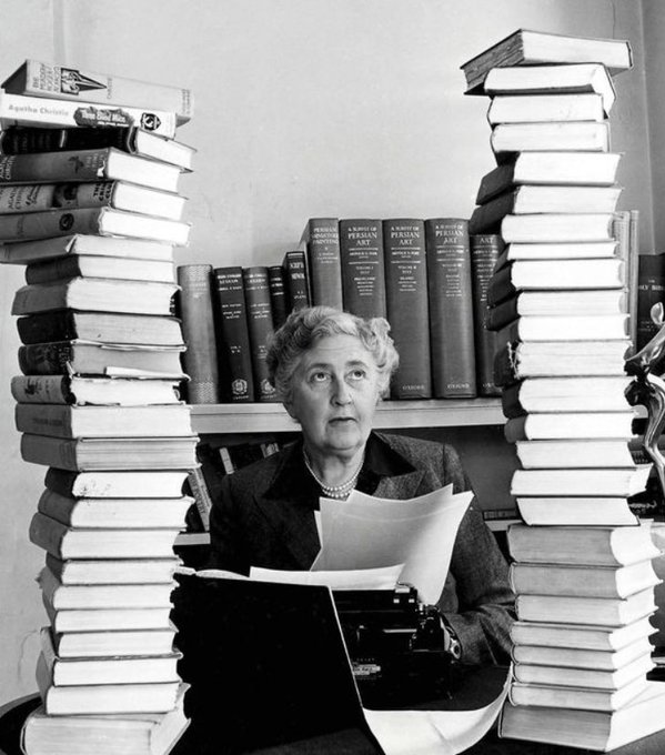 Bibliomaniatico's tweet image. 50 AÑOS SIN LA REINA DEL CRIMEN.
12 de enero de 1976, falleció la escritora estadounidense Agatha Christie, publicó 66 novelas policiales además de obras de teatro, seis novelas románticas, historias cortas, dos autobiografías y dos libros de poesía.

¿Cuál libro es tu preferido?