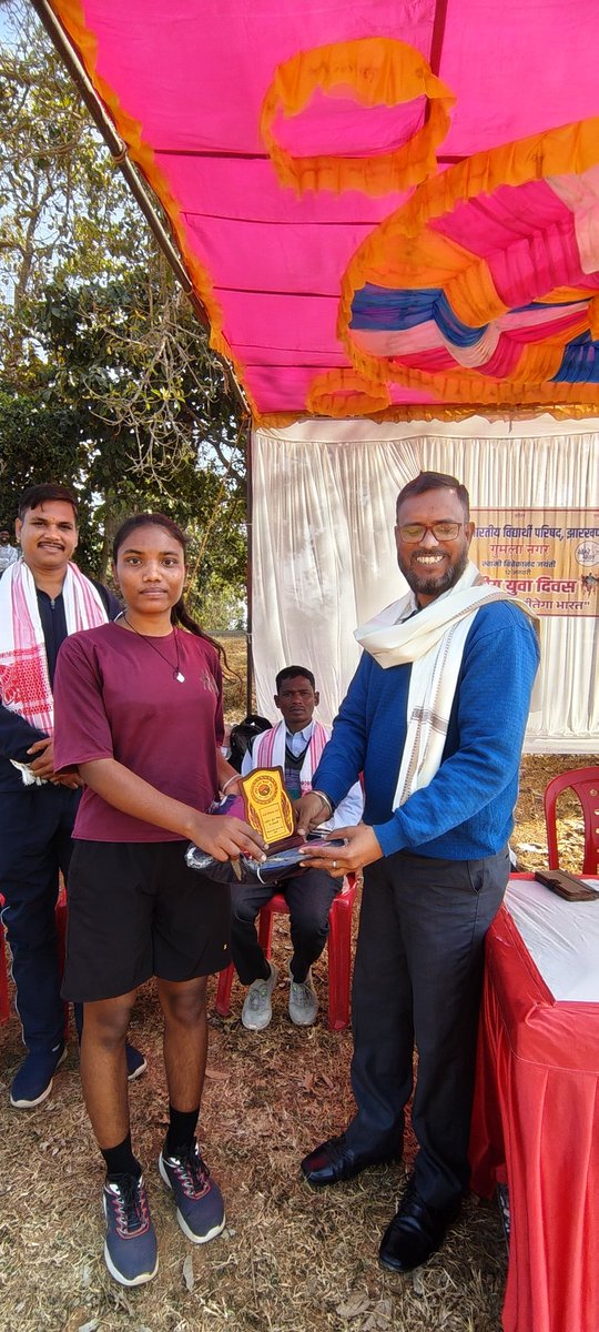 DeviSingh1925's tweet photo. ABVP गुमला नगर इकाई द्वारा 12 जनवरी स्वामी विवेकानंद जयंती राष्ट्रीय युवा दिवस के अवसर पर एथलेटिक्स प्रतियोगिता का आयोजन किया गया जिसमें मुख्य अतिथि प्रभात खबर के ब्यूरो चीफ दुरजे पासवान जी, ABVP के जिला प्रमुख डॉक्टर जी भवानी रजक जी उपस्थित रहे 
@ABVPJharkhand https://t.co/h4IokbqYGp