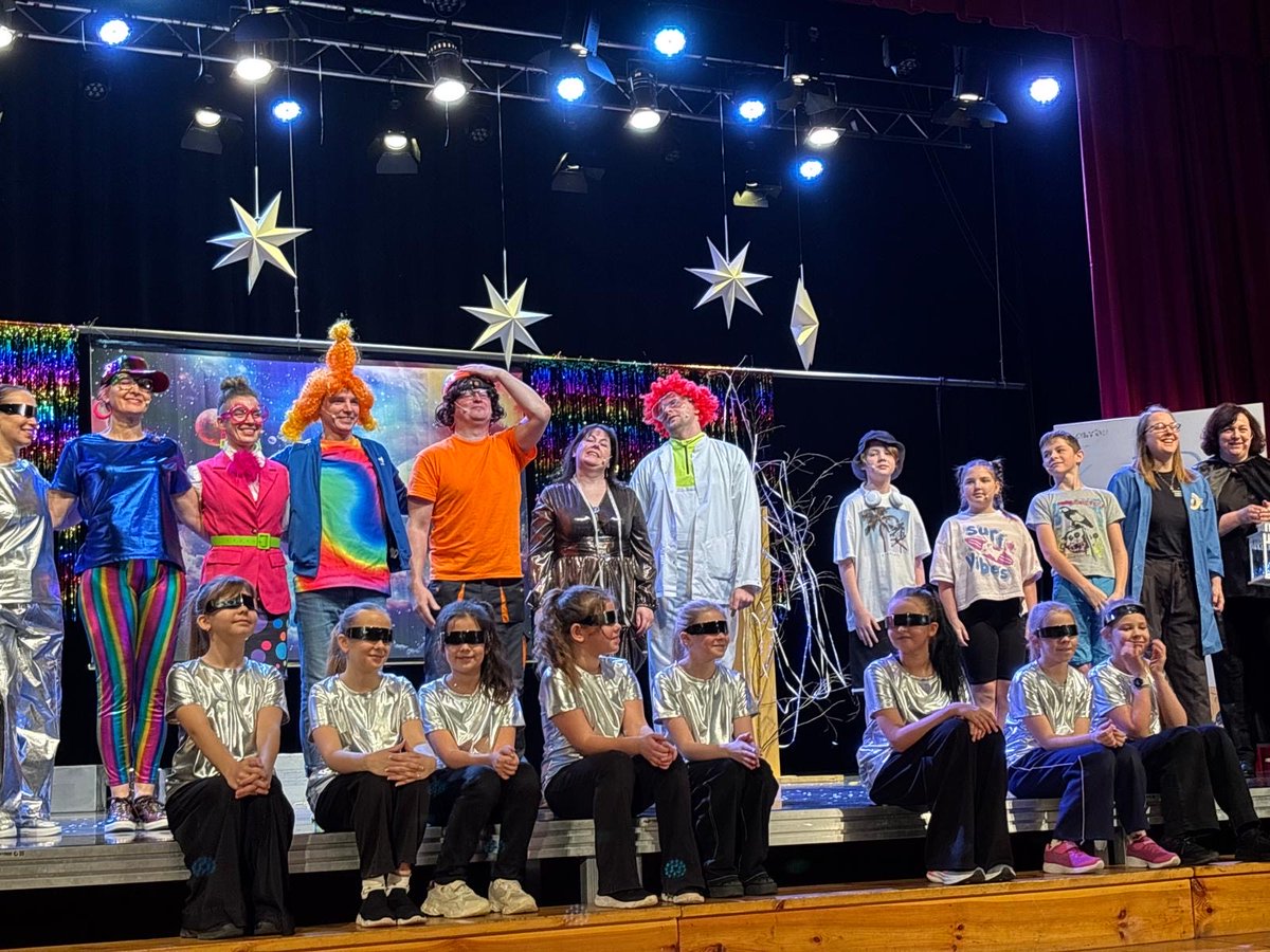 edruva's tweet image. Sirsnīgā un jautrā noskaņā Priekuļu kultūras namā aizvadīts Cēsu Pilsētas vidusskolas radošās komandas sadraudzības un labdarības iestudējums “Nezinītis un Mēness”.
👉Lasi vairāk:👉edruva.lv/izglitiba-un-j…