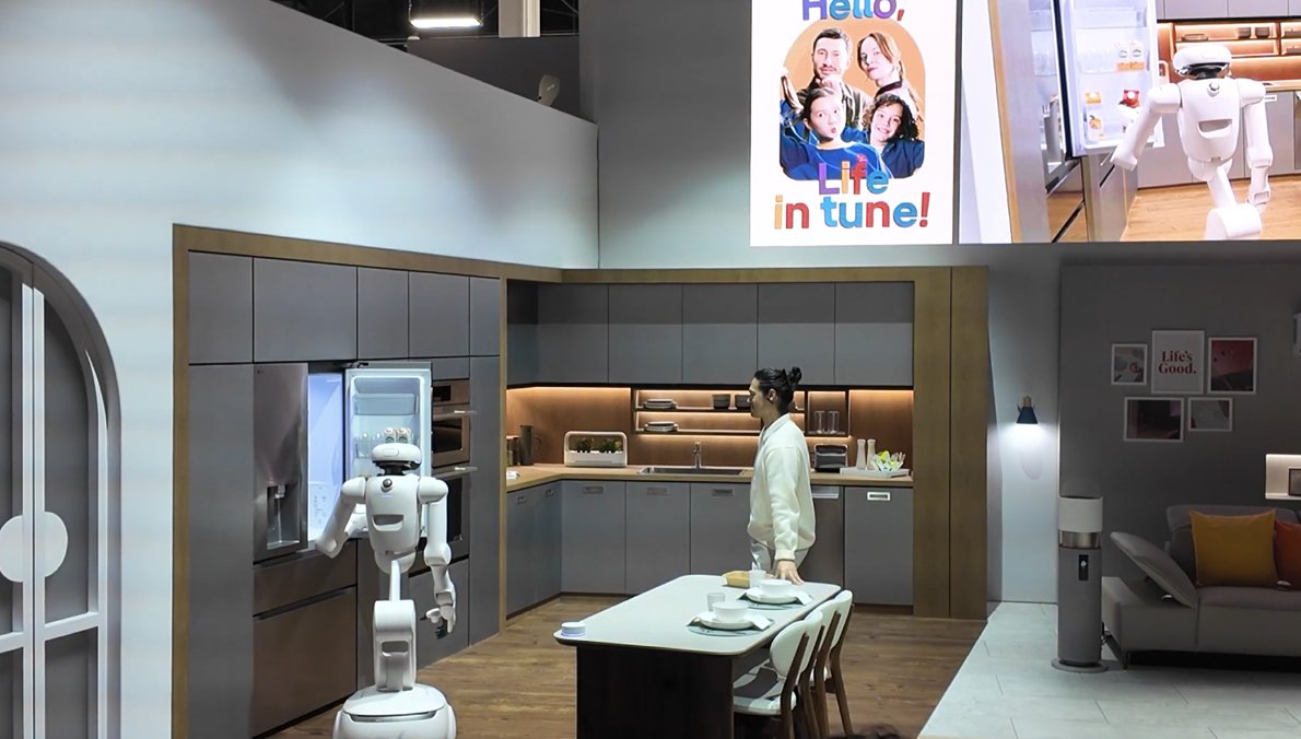 FumiShingai's tweet photo. CES 2026のLGエレクトロニクス・ブースで話題をさらっていた、フィジカルAIロボット「CLOiD(クロイド)」のデモンストレーション映像🎥
#CES2026 #LG #CLOiD https://t.co/XEpirsT3JP