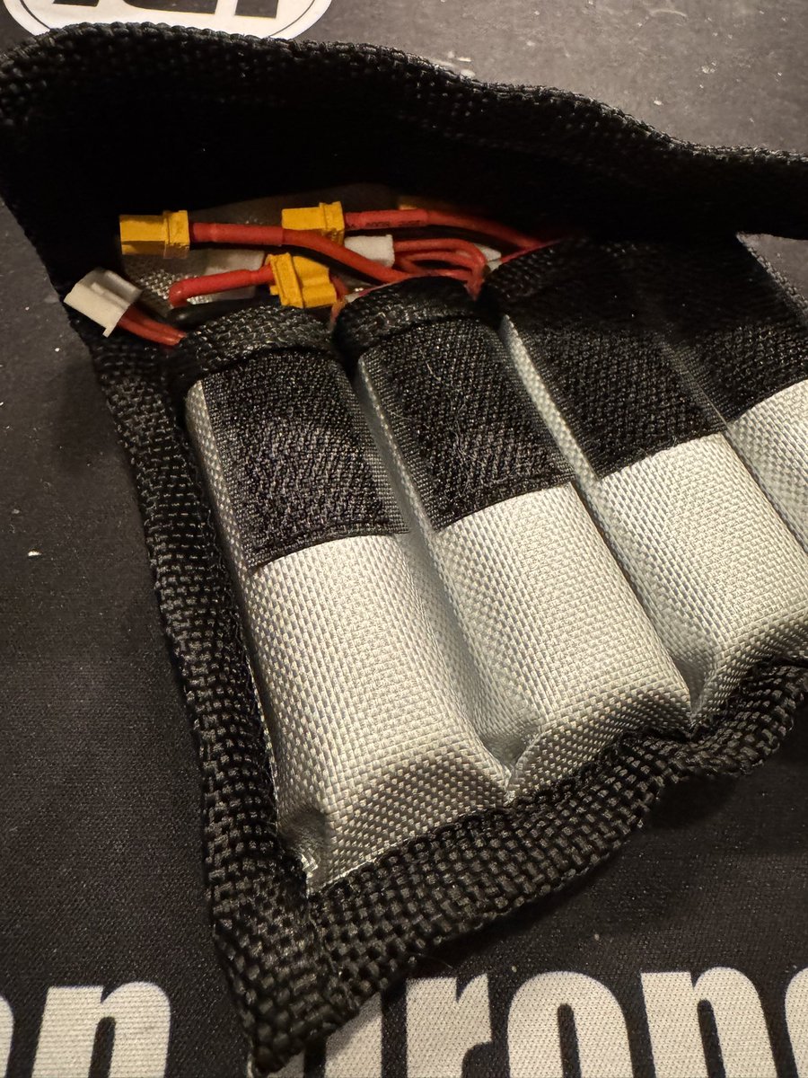 21700の収納が3Sリポに
ピッタリンゴ

ここのやつリピ買いしてる
amzn.to/4pAnVoy