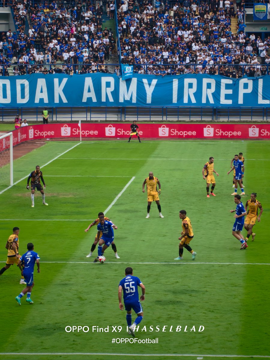 Foto-foto laga Persib vs Persija kemarin. Tim asuhan Bojan Hodak menutup paruh musim dengan berada di puncak klasemen liga.

#OPPOFootball