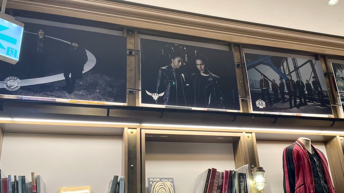 ハイローコラボカフェまた行ってたんだけど、衣装の上にしれっと飾ってあった各チームビジュアル、今見ても立ち絵としての完成度120点満点すぎて飯食いながらずっとこの話してた　このザム3の山王とムゲンと謎宮のポスターなんて、グッズの差分でしか使われてない超貴重絵だからもっと近くで見たすぎる