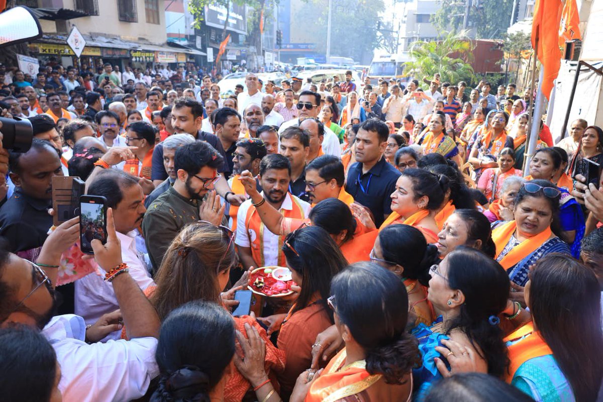 AUThackeray's tweet photo. सांताक्रुझ वॉर्ड क्र ७१ मधील उमेदवार श्रध्दा प्रभू ह्यांच्या कार्यालयास भेट आणि स्थानिकांशी संवाद! 
इथल्या स्थानिकांची एकजूट सांगतेय, विजय आपलाच होणार. https://t.co/b3d1Bdmsnv