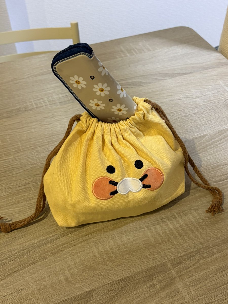 오랜만에 회사에서 점심먹을거같아서 도시락🍱
수저집? 수저보관파우치..? 뭐라고하지 암튼 너무 길다래서 저렇게되어버렸음..😅