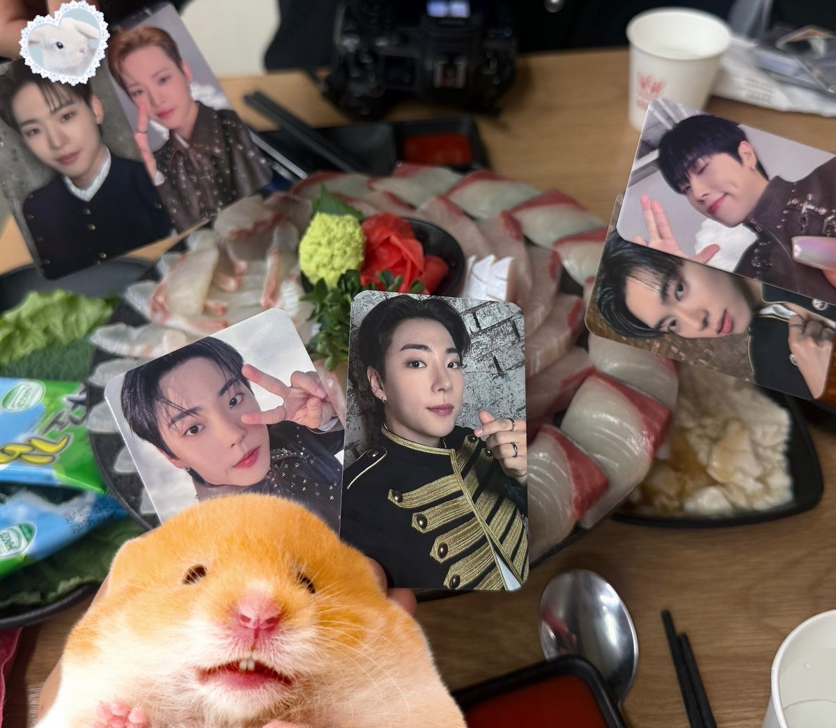 12245O2's tweet image. 세상: ㅈ대바라
오빵이들: 이리와...많이 힘들었지?