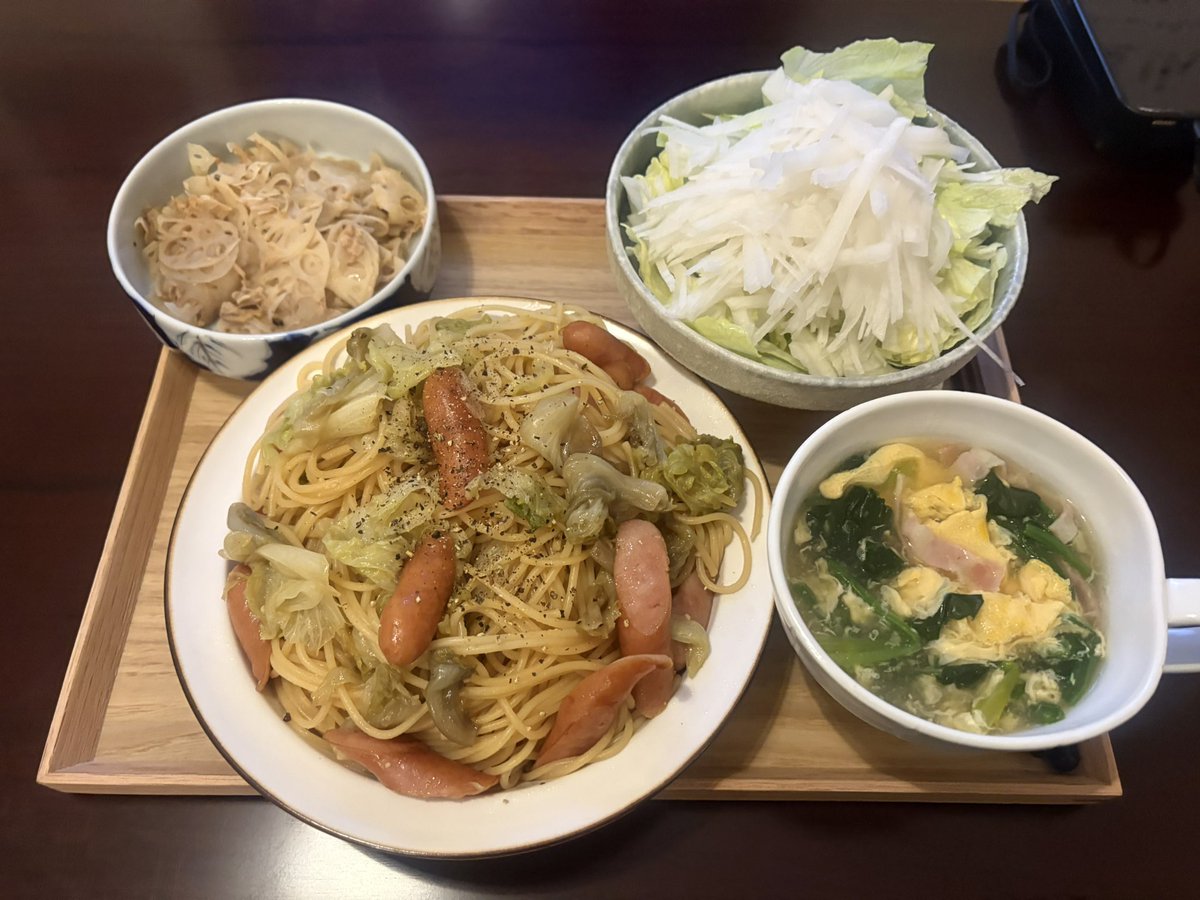 1/12 
お昼は昨日の残った牛モモブロックで
わさび醤油ステーキ丼!!めちゃくちゃ美味しかった
夕はレタスウィンナーパスタとれんこんツナ和え、ほうれん草ベーコンスープ、大根サラダ

彼の携帯変えに行ったりで1日ほぼ時間使ったけどなんだかんだ楽しかった(＾︶＾)
明日から久々の夜勤復活…(;_;)