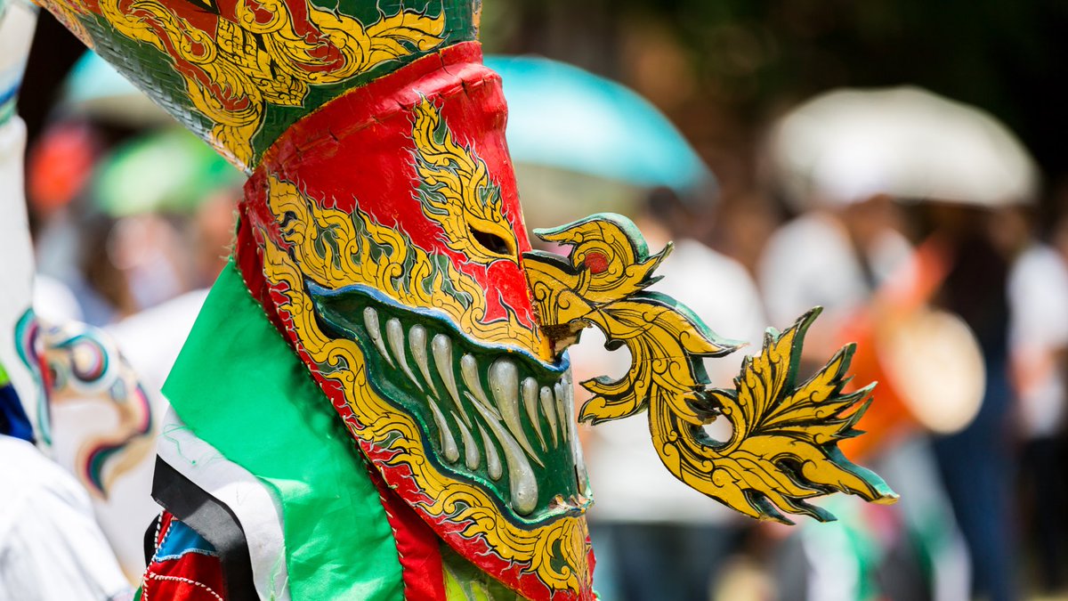 Het Bun Luang &amp; Phi Ta Khon Festival in Dan Sai, Loei is een drie dagen durend cultureel spektakel vol kleurrijke maskers, uitbundige optochten en eeuwenoude tradities die boeddhisme en animisme samenbrengen, een feest waarbij geesten vieren, dansen en de lokale gemeenschap