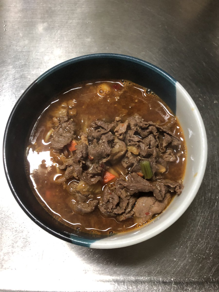 ちまたで噂のカルビラーメン作ったᐠ( ᐛ )ᐟ
なんかまずそ...味は美味かったです:,('ω' ))ﾑｼｬﾑｼｬ
味噌入れたので韓国風辛味噌ラーメンって感じ🍜